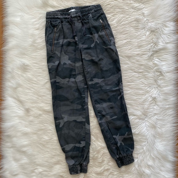 Aritzia TNA Gray Camo Jogger Pants - Picture 2 of 13